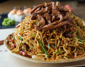 Салат из картофельной стружки с мясом